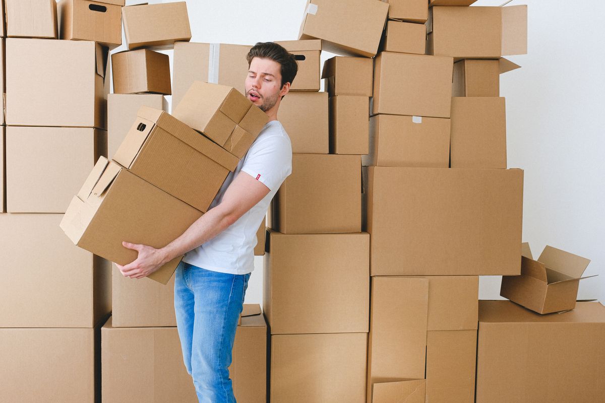 Cajas de mudanza en un piso